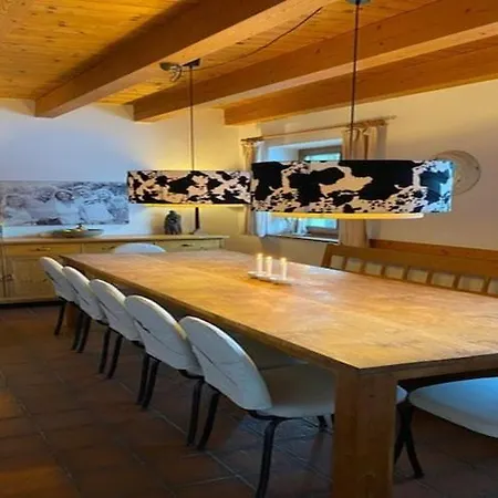 Сasa de vacaciones Quaint Mansion Near Bus In *