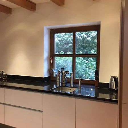 Quaint Mansion Near Bus In Сasa de vacaciones Goldegg